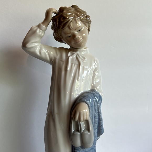 Vintage Lladro Figurine - Boy with Slippers - Picture 3 of 6